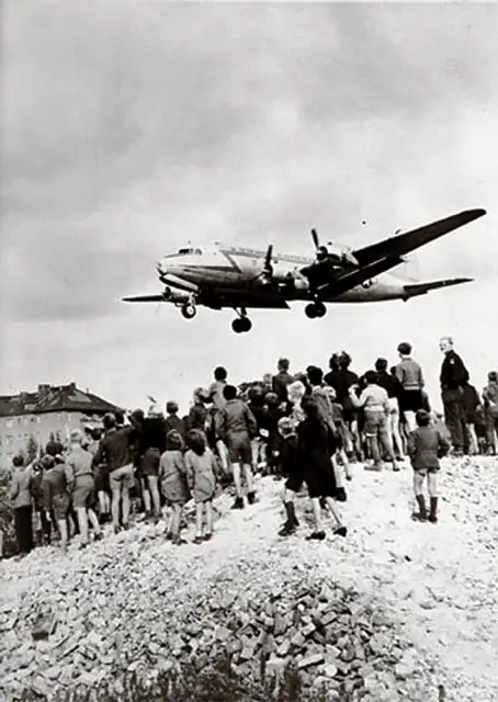 "Dakota" podchodzi do lądowania na lotnisku Tempelhof w Berlinie Zachodnim /fot. DHM / 