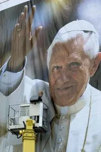 W centrum Kolonii odsłonięto wielki plakat z papieżem / 