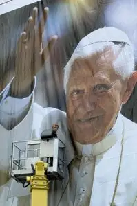 W centrum Kolonii odsłonięto wielki plakat z papieżem / 