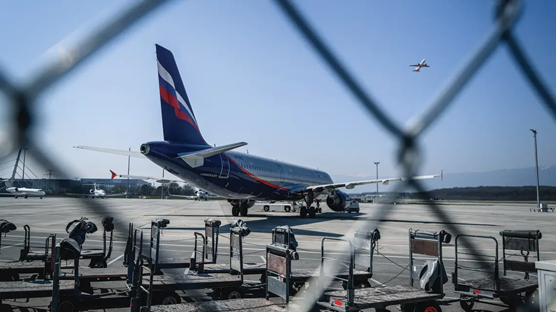 Po tym, jak rosyjski przewoźnik Aeroflot został zakazany w przestrzeni powietrznej Szwajcarii, ten samolot trafił na długoterminowy postój.Lotnisko w Genewie, 25 marca 2022 roku. / FABRICE COFFRINI / AFP / EAST NEWS