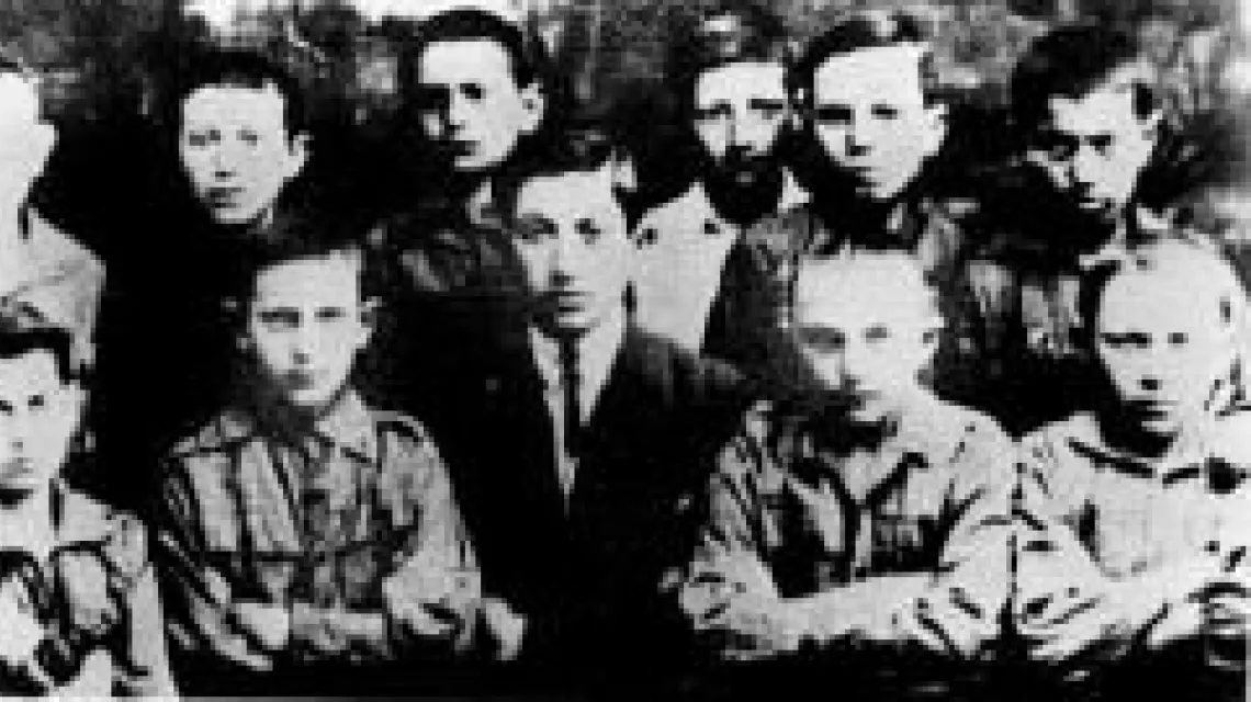 Buczacz, 1923: Szymon Wiesenthal (w środku) z grupą harcerzy. Tylko jeden z tych chłopców przeżył Holokaust / 