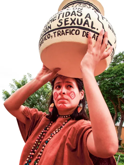 Protest przeciwko handlowi kobietami w Amazonii, rynek w Limie, listopad 2018 r. / FOTOHOLICA PRESS / GETTY IMAGES