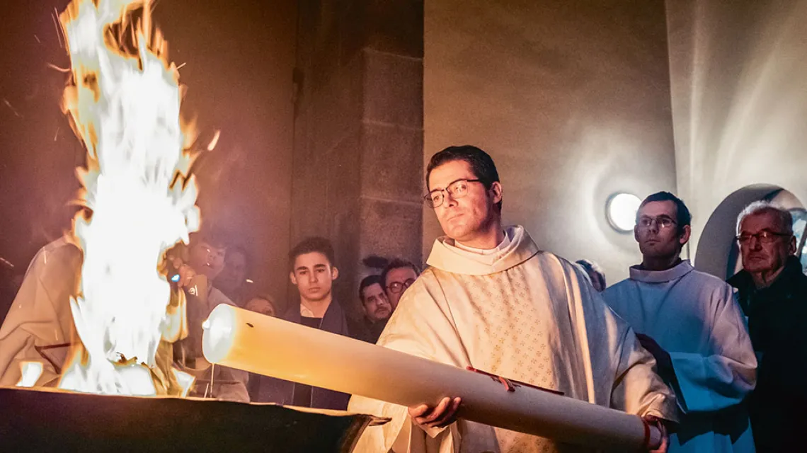 Liturgia Wigilii Paschalnej w kościele Sainte-Croix w Saint-Malo, Francja, marzec 2018 r. / JEAN-MATTHIEU GAUTIER / HANS LUCAS AGENCY / FORUM