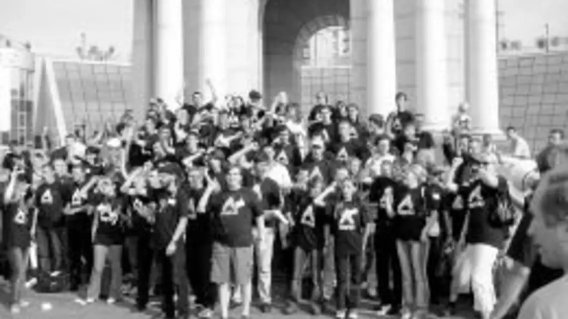 Czy studenci, którzy pierwsi wystąpili przeciw wyborczym fałszerstwom, mogą być zaczątkiem nowych ukraińskich elit? Na zdjęciu: działacze młodzieżowej organizacja "Pora" / 