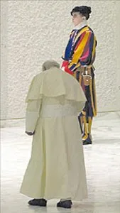 Jan Paweł II po audiencji generalnej w Watykanie, styczeń 2001 r. / Fot. AP/Agencja Gazeta / 