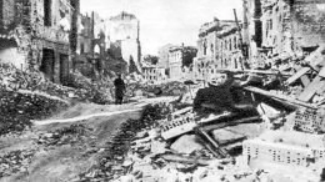 Ruiny Warszawy, jesień 1944 roku: "Wszystkie świadczenia z tytułu zadośćuczynienia za wojnę, jakie po 1945 r. Niemcy przekazały Polsce, były symboliczne". / 