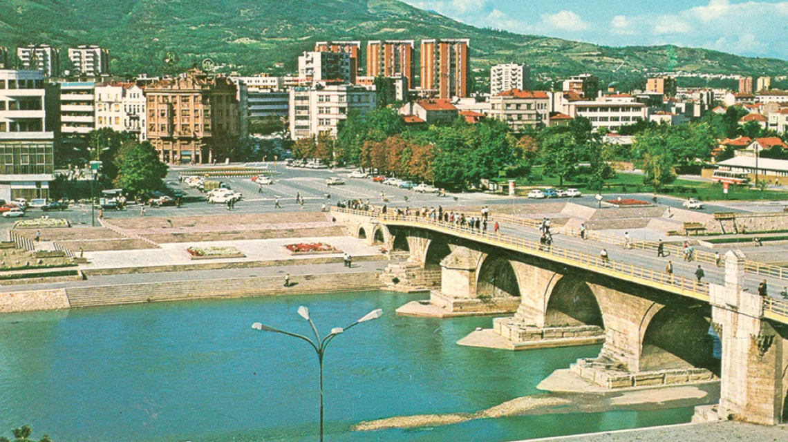 Plac Marszałka Tity (obecnie plac Macedonii) w Skopje, koniec lat 70. / POCZTÓWKA Z ARCHIWUM KINGI NETTMANN-MULTANOWSKIEJ // „WARSZAWA RYSUJE SKOPJE”