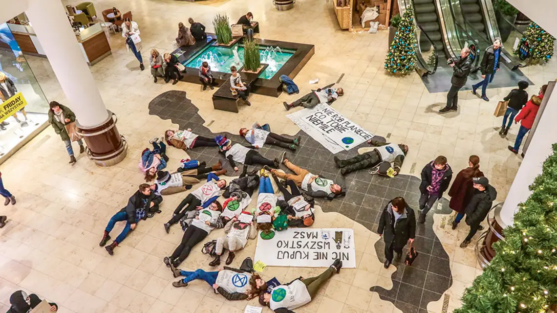 Aktywiści Extinction Rebellion protestują w galerii handlowej w Gdańsku, 29 listopada 2019 r. / MICHAŁ FLUDRA / NURPHOTO / GETTY IMAGES