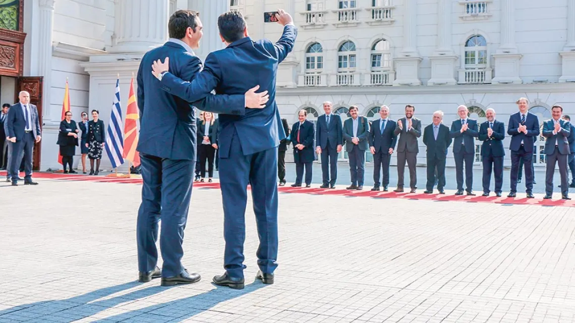 Premier Macedonii Północnej Zoran Zaew (z prawej) wita w Skopje ówczesnego premiera Grecji Alexisa Tsiprasa, 2 kwietnia 2019 r. / ADMIR FAZLAGIKJ / ANADOLU AGENCY / GETTY IMAGES