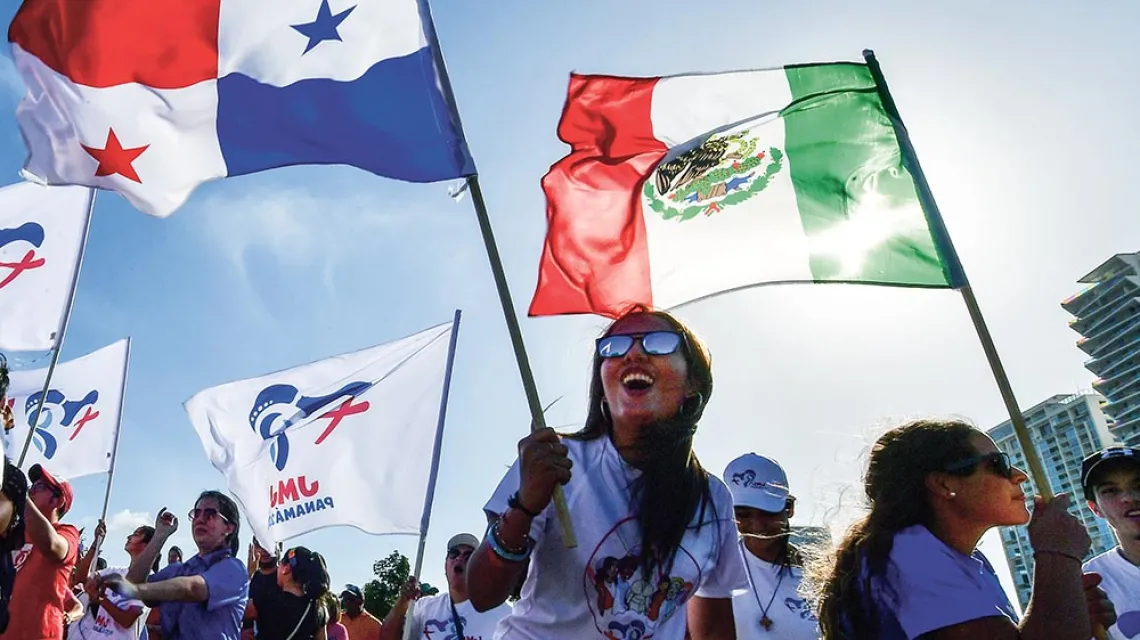 Młodzi wolontariusze ŚDM z flagami Panamy i Meksyku. Miasto Panama, 6 stycznia 2019 r. / LUIS ACOSTA / AFP / EAST NEWS