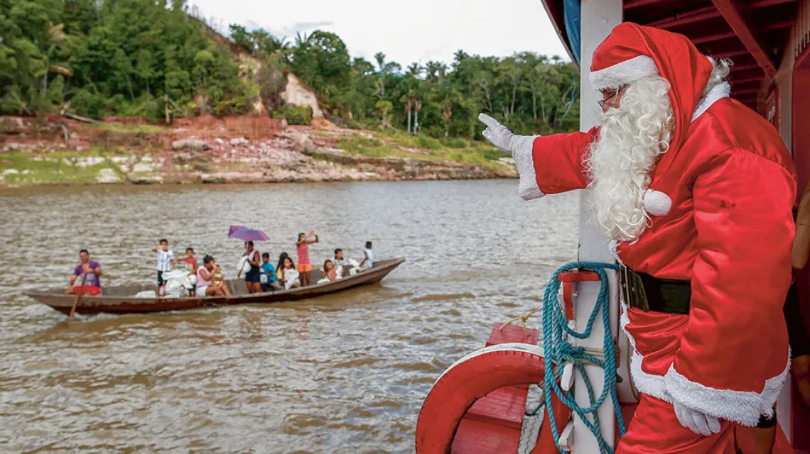 Św. Mikołaj – wolontariusz  z grupy Jose de Deus, która przygotowuje prezenty dla dzieci z wiosek nad Amazonią, rejon Manaus, Brazylia, 19 grudnia 2015 r. / BRUNO KELLY / REUTERS / FORUMS / FORUM