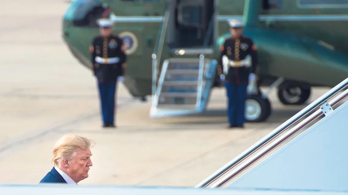 Prezydent USA w bazie Andrews, w tle samolot Air Force One. 3 sierpnia 2017 r. / SAUL LOEB / AFP / EAST NEWS