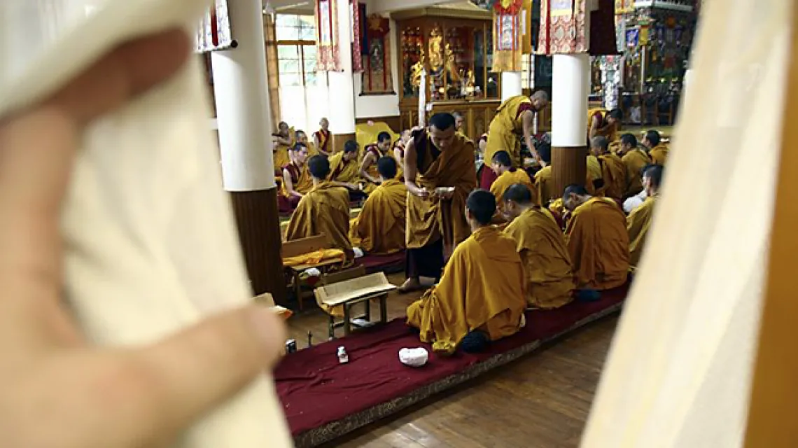 Uchodźcy z Tybetu w Indiach: mnisi podczas nabożeństwa w świątyni Dalajlamy Tsuglagkhang /fot. Bartek Dobroch / 