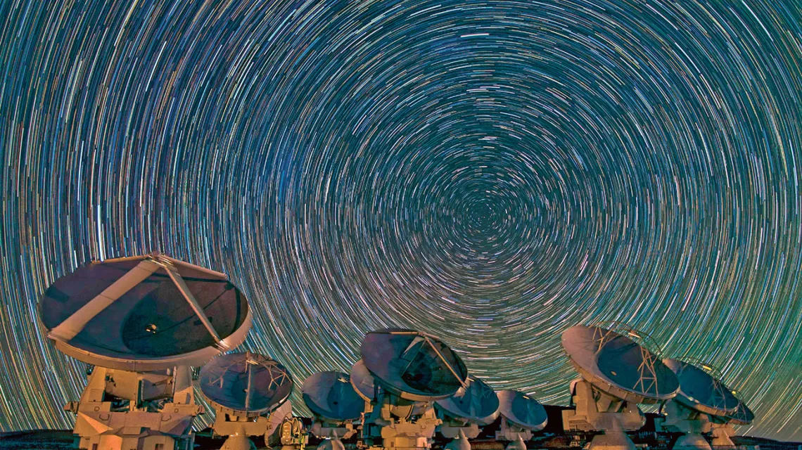 Radioteleskop ALMA w Chile, należący do sieci Teleskop Horyzontu Zdarzeń / BABAK TAFRESHI / GETTY IMAGES