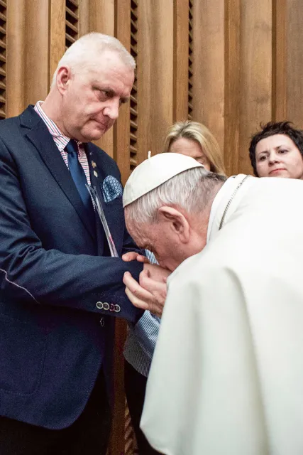 Franciszek całuje w rękę Marka Lisińskiego z fundacji Nie Lękajcie Się, w dzieciństwie wykorzystanego seksualnie przez księdza, 20 lutego 2019 r. / MATERIAŁY FUNDACJI NIE LĘKAJCIE SIĘ