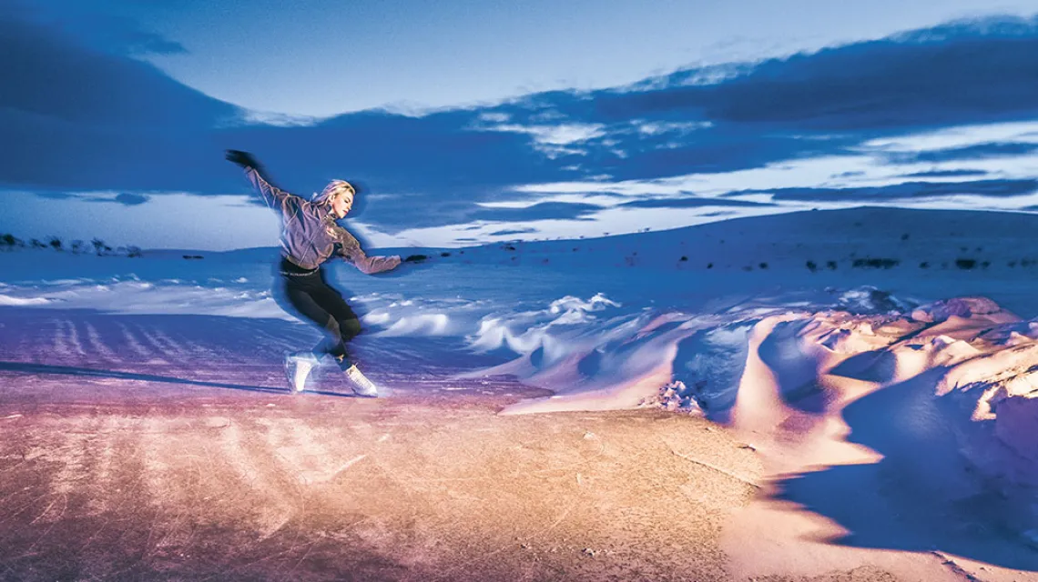 Fińska łyżwiarka figurowa Emmi Peltonen występuje ze specjalnym układem choreograficznym na zamarzniętym jeziorze niedaleko Nuorgam, najbardziej na północ wysuniętej miejscowości Laponii, luty 2020 r. / KAI KUUSISTO / AFP / EAST NEWS