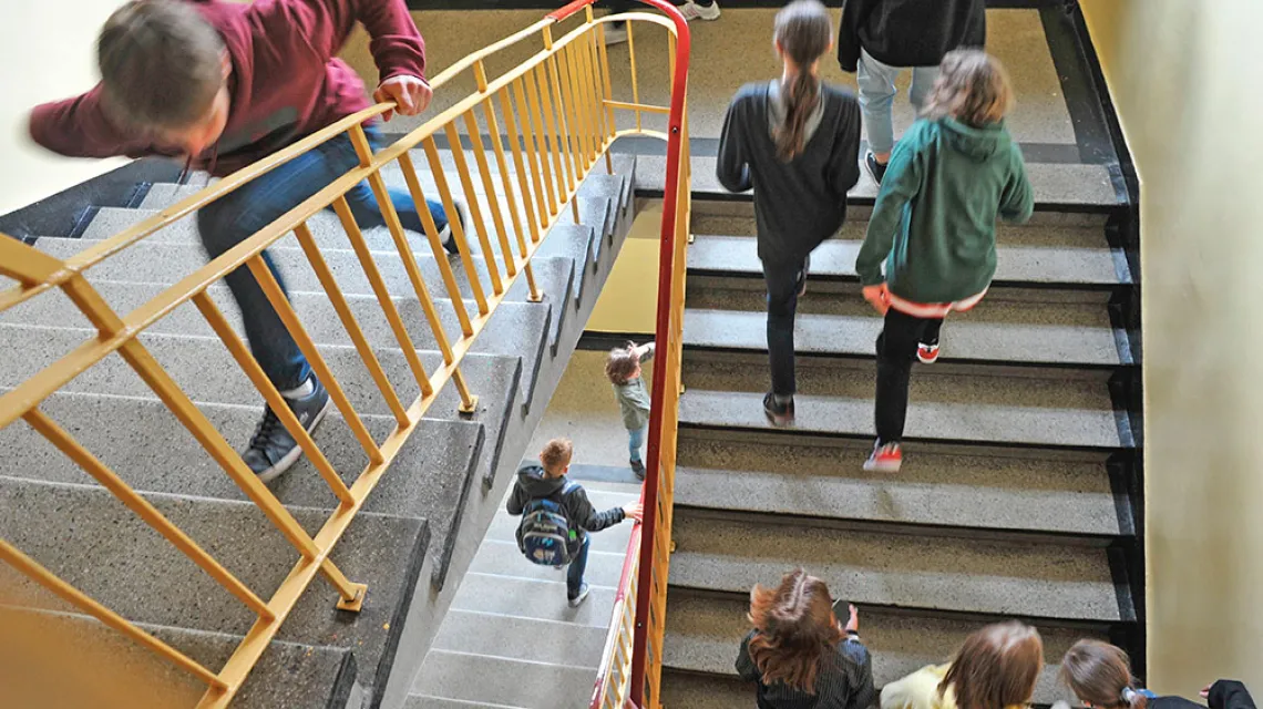 Jedną z przyczyn przechodzenia uczniów do szkół prywatnych są obawy rodziców o skutki reformy szkolnictwa publicznego. Na zdjęciu: Szkoła Podstawowa nr 37 w Katowicach, 31 maja 2021 r. / ANNA LEWAŃSKA / AGENCJA WYBORCZA