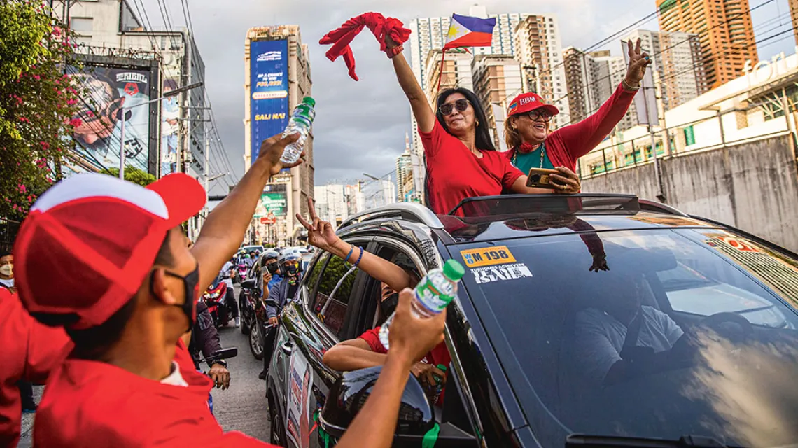 Zwolennicy Marcosa juniora demonstrują swoje poparcie przed jego siedzibą. Manila, Filipiny, 10 maja 2022 r. / LAUREN DECICCA / GETTY IMAGES