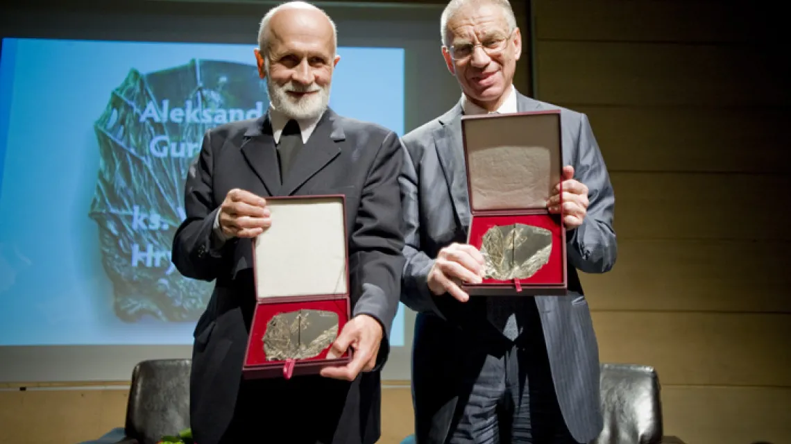 Ks. Wacław Hryniewicz i Aleksander Gurjanow, laureaci Medalu św. Jerzego 2010 / fot. Bartosz Siedlik / 