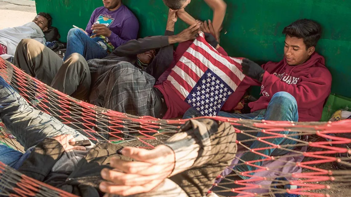 Grupa migrantów z Ameryki Środkowej odpoczywa w drodze do granicy USA. Miasteczko Matías Romero w Meksyku, 4 kwietnia 2018 r. / JORDI RUIZ CIRERA / BLOOMBERG / GETTY IMAGES