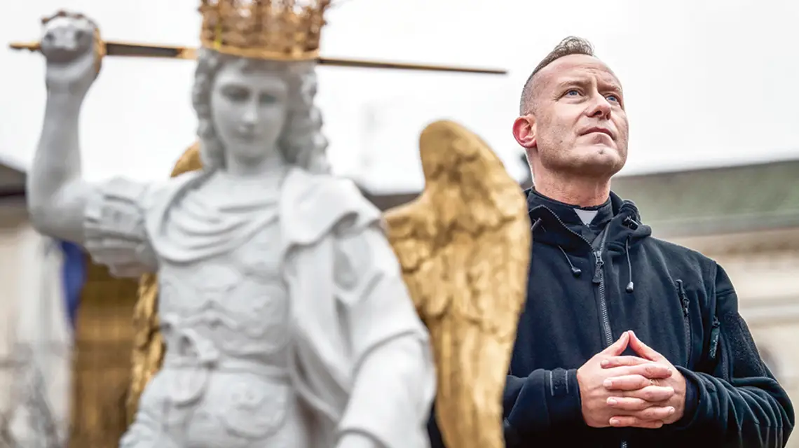 Ks. Dominik Chmielewski podczas Męskiego Różańca w Bydgoszczy, listopad 2021 r. / TYTUS ŻMIJEWSKI / PAP