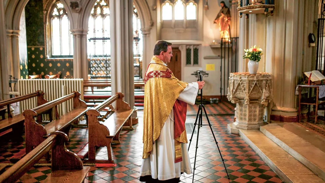 Ks. Richard Reid przygotowuje internetową transmisję mszy z kościoła Matki Bożej  w Clapham, Londyn, kwiecień 2020 r. / HENRY NICHOLLS / REUTERS / FORUM