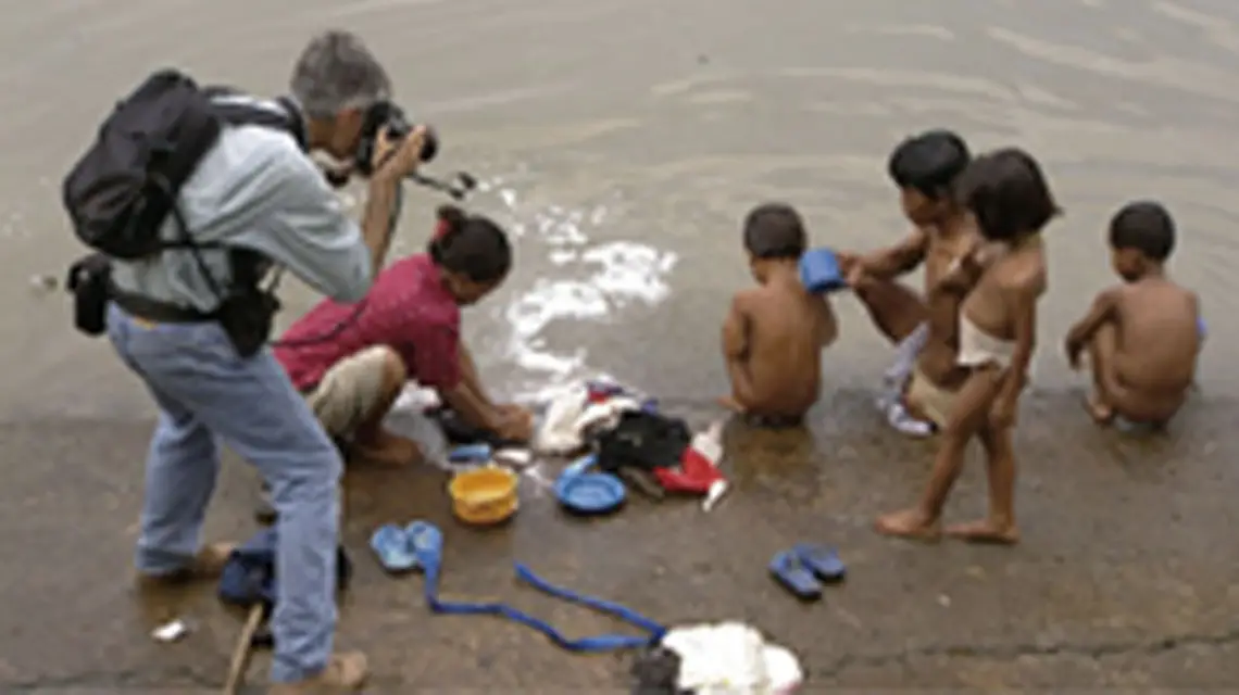 James Natchtwey w Indonezji / fot. Christian Frei Filmproductions / 