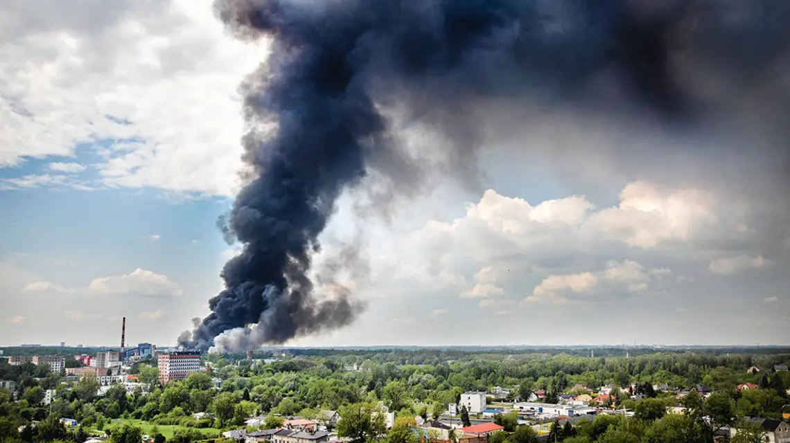 Dymy nad Zgierzem, 26 maja 2018 r. / TOMASZ STAŃCZAK / AGENCJA GAZETA