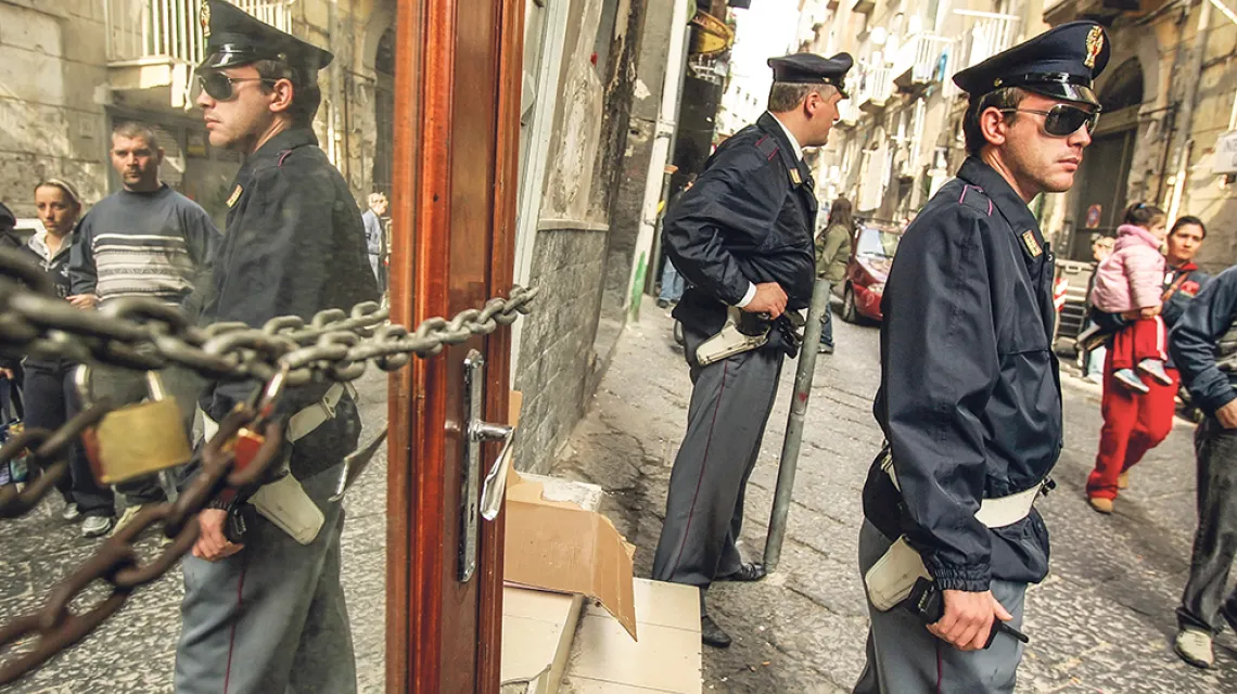 Aresztowania w Neapolu po zabójstwie członka mafii, listopad 2006 r. / TONY GENTILE / REUTERS / FORUM