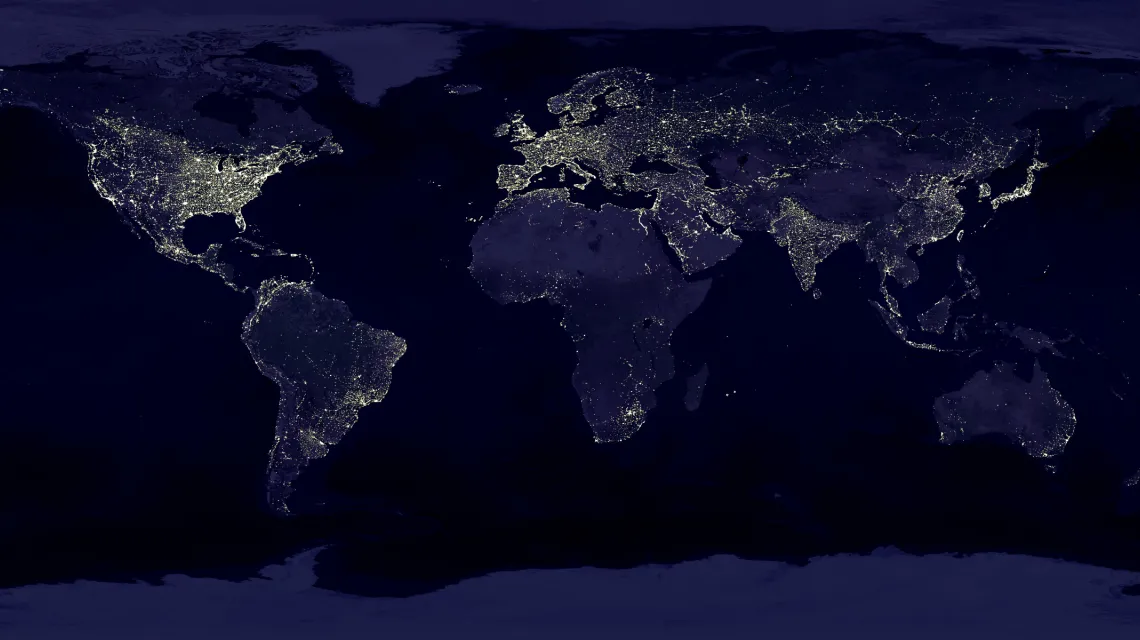 Światła ziemskich miast widziane z kosmosu – najjaśniejsze obszary to te najbardziej zurbanizowane, ale niekoniecznie najgęściej zaludnione. (por. np. Europę i Indie). Jak widać, Ziemianie chętnie budują miasta wzdłuż wybrzeży i szlaków komunikacyjnych /  / fot. dane: M. Imhoff, NASA GSFC, C. Elvidge, NOAA NGDC / obraz: C. Mayhew i R.  Simmon, NASA GSFC