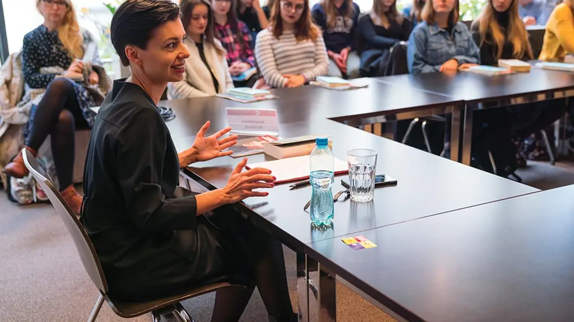 Magdalena Barbaruk podczas Festiwalu Conrada prowadzi „Lekcję...” wokół „Biegunów” Olgi Tokarczuk, październik 2018 r. / WOJCIECH WANDZEL / CONRAD FESTIVAL