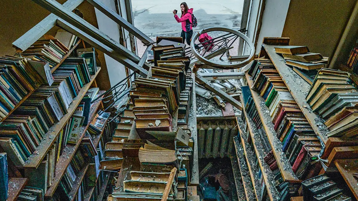 Zniszczona przez armię rosyjską biblioteka w Czernichowie. Ukraina, kwiecień 2022 r. / CELESTINO ARCE / NURPHOTO / AFP / EAST NEWS