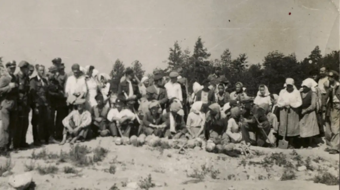 Treblinka, teren byłego obozu zagłady. Chłopi pozują dowspólnej fotografii z milicjantami, ktorzy złapali ich na rabowaniu kosztowności znalezionych przyzwłokach zabitych Żydów. U ich stóp czaszki ofiar Holokaustu. / reprodukcja zdjęcia opublikowanego w „ / 
