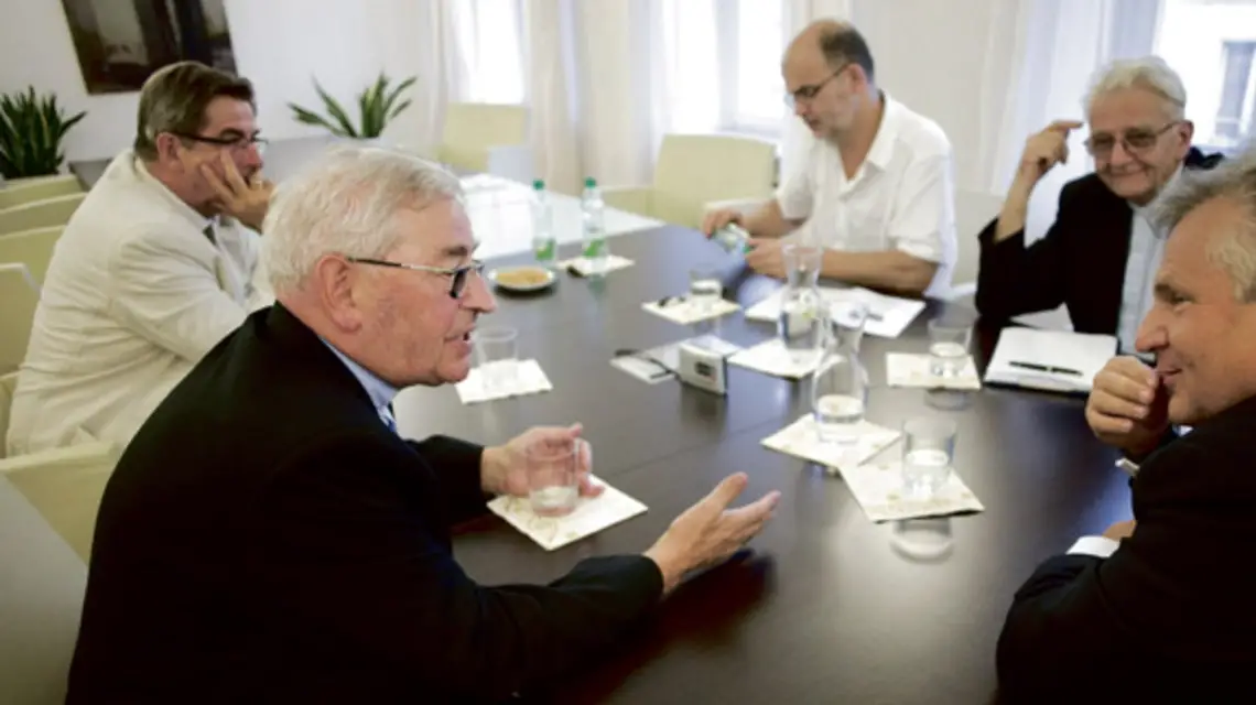 Od lewej: Andrzej Zoll, bp Tadeusz Pieronek, Piotr Mucharski, ks. Adam Boniecki i Aleksander Kwaśniewski, Warszawa, 6 sierpnia 2010 r. / fot. Wojciech Gadomski / 