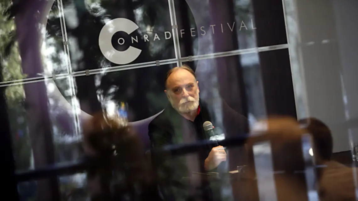 Stefan Chwin prowadzi lekcję czytania dla licealistów. Przerabianą lekturą jest "Władca much" Williama Goldinga. Kraków, Pawilon Wyspiańskiego, 3 listopada 2009 r. / fot. Grażyna Makara / 