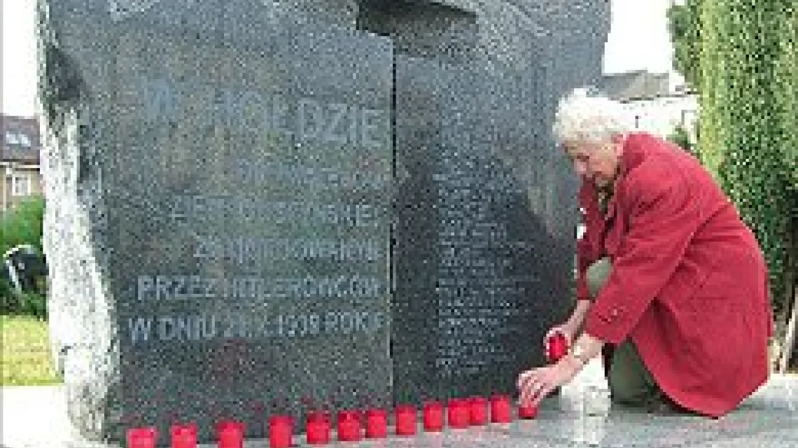Październik 2007 r. Marianne Drews pod pomnikiem Polaków rozstrzelanych w 1939 r. / 