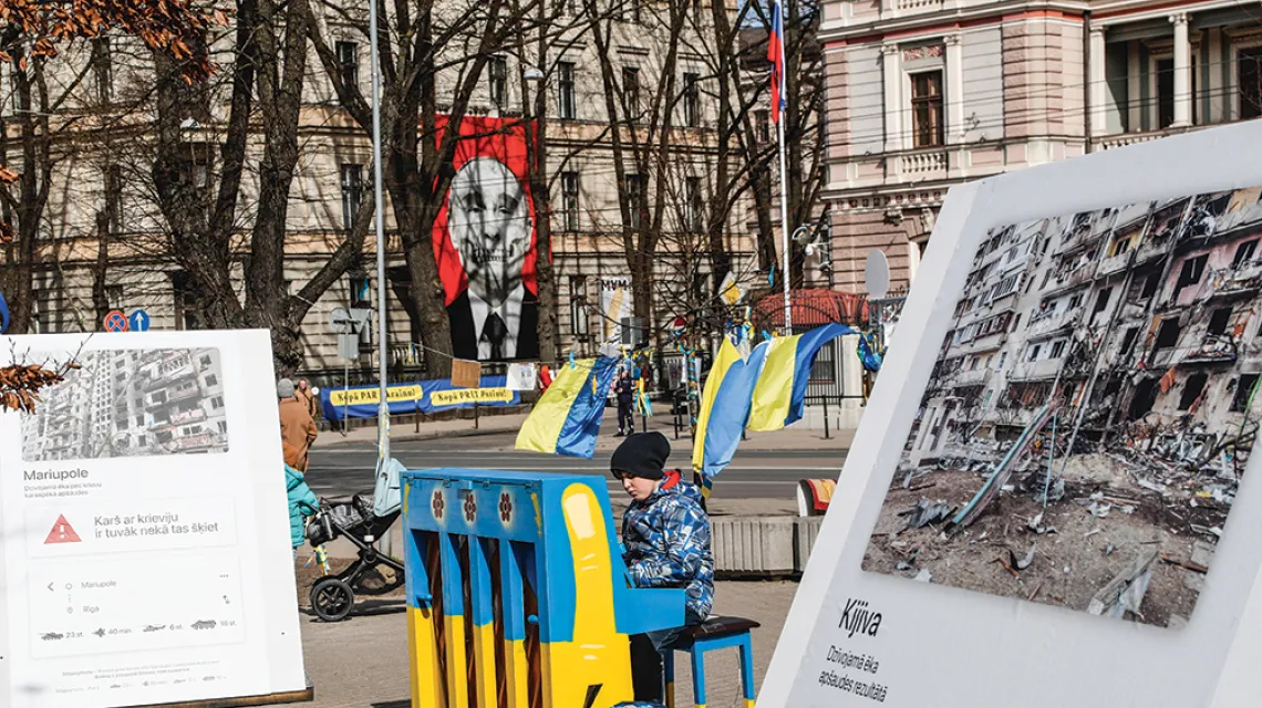 Uczeń z Ukrainy gra na pianinie przed ambasadą Rosji w Rydze, 1 kwietnia 2022 r. / TOMS KALNINS / EPA / PAP