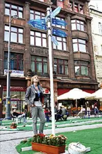 Wrocław. Na festiwalowe imprezy pomagał trafić specjalnie ustawiony drogowskaz / 
