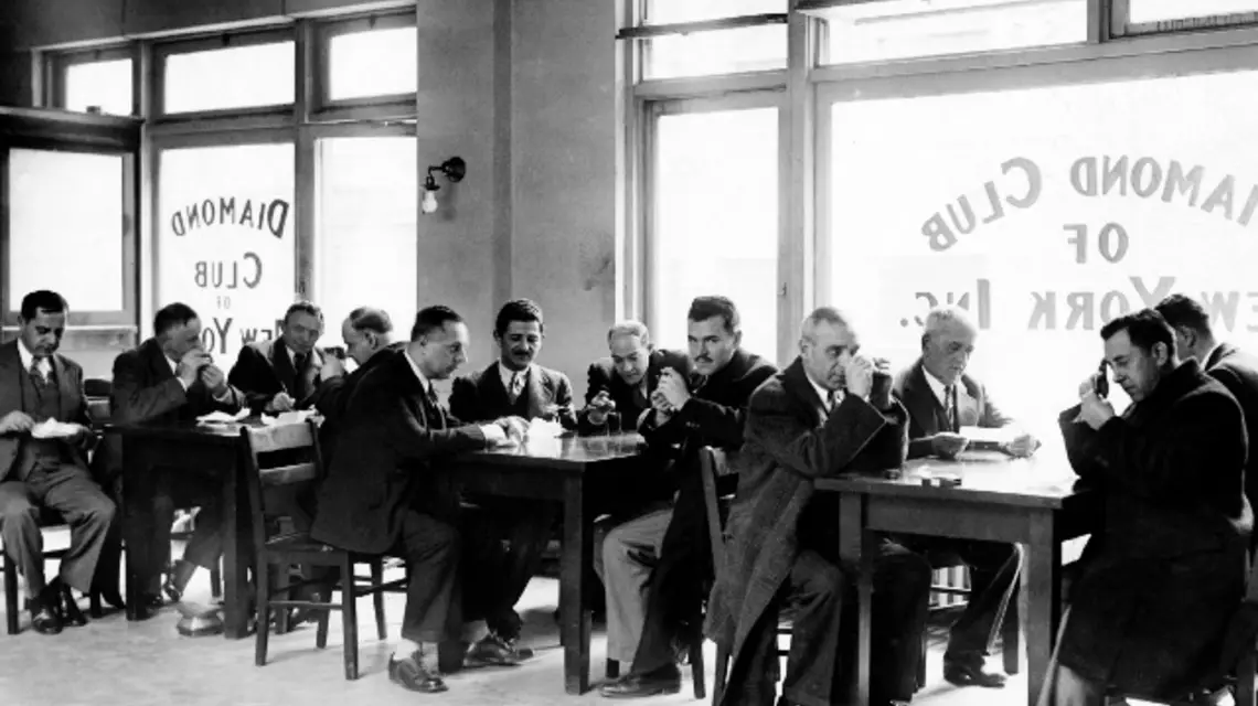 Sprzedawcy diamentów przy pracy w Diamond Dealers Club. Nowy Jork, druga połowa lat 40. XX w. / fot. Underwood & Underwood, Corbis / 