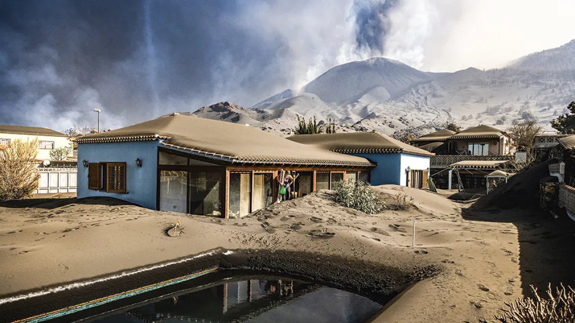 Warstwa popiołu wulkanicznego pokrywa domy, które opuszczają ewakuowani mieszkańcy. La Palma, 1 listopada 2021 r. / Emilio Morenatti / AP / EAST NEWS