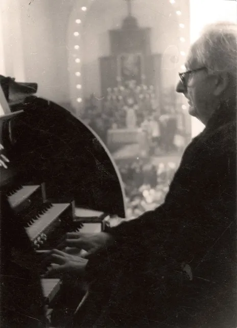 Feliks Nowowiejski przy organach w kościele salezjanów w Krakowie, 1940–1941 r. / 