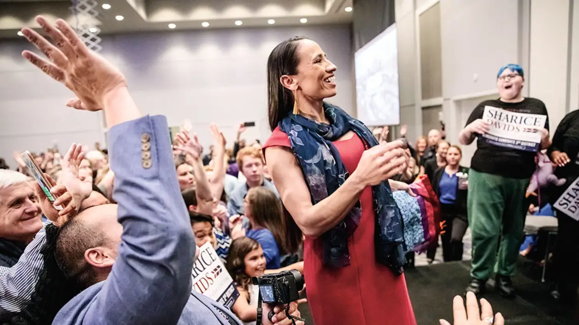 Sharice Davids podczas wieczoru wyborczego po zwycięskich dla niej wyborach uzupełniających do Kongresu. Olathe, 6 listopada 2018 r. / WHITNEY CURTIS / GETTY IMAGES