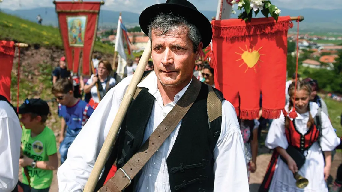 Tradycyjna procesja rumuńskich Węgrów do popularnego sanktuarium maryjnego w Şumuleu Ciuc. Transylwania, 8 czerwca 2019 r. / 