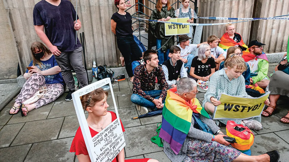 Demonstracja solidarności z aktywistami LGBT ­protestującymi przeciwko ministrowi edukacji i nauki Przemysławowi Czarnkowi. Warszawa, 26 lipca 2021 r. / SŁAWOMIR KAMIŃSKI / AGENCJA GAZETA