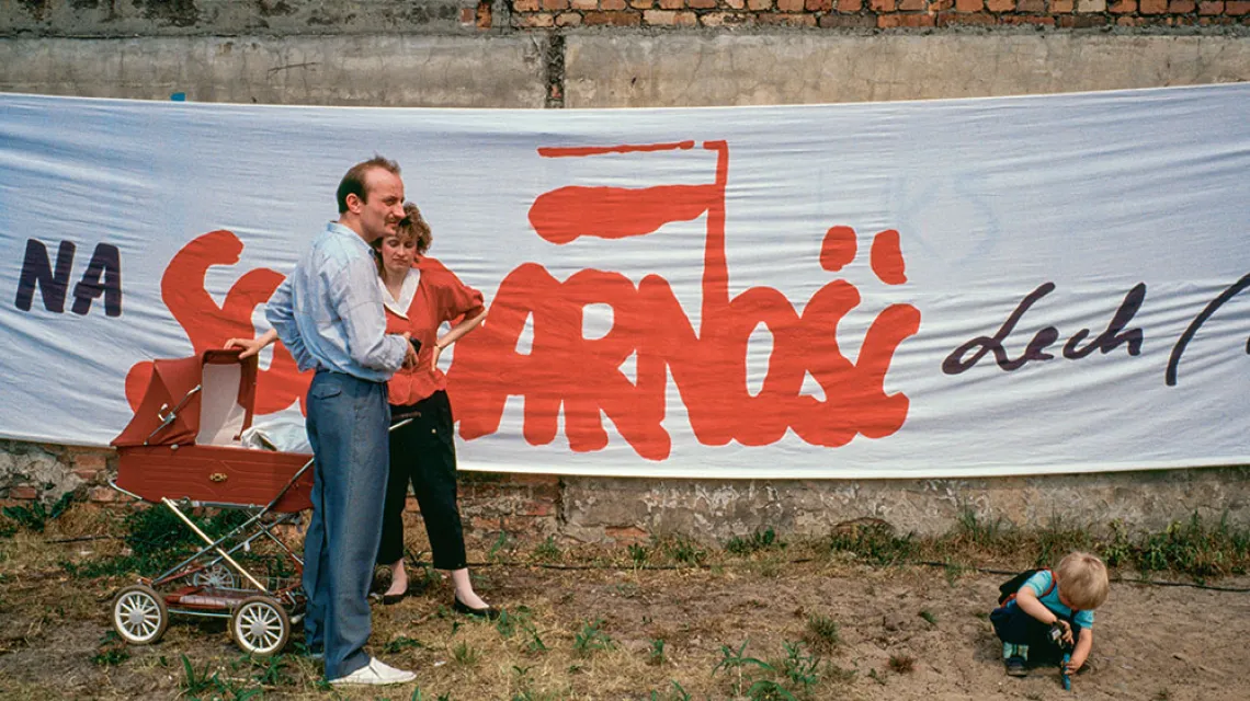 Transparent Solidarności przed wyborami do Sejmu (jeszcze kontraktowego) i Senatu (już wolnego). Bydgoszcz, 20 maja 1989 r. / GEORGES MERILLON / GAMMA-RAPHO / GETTY IMAGES