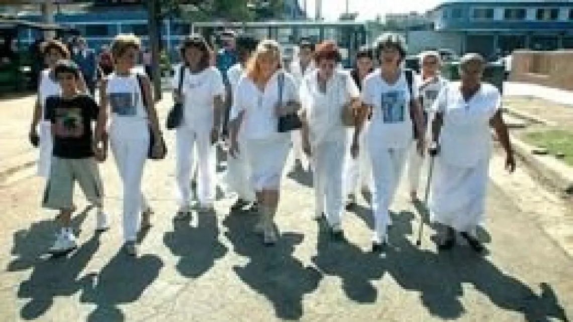 Co niedzielę żony skazanych dwa lata temu opozycjonistów demonstrują ubrane na biało pod kościołem św. Rity w Hawanie / 
