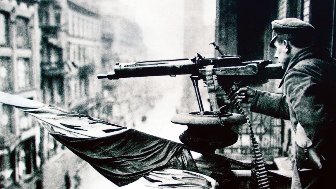 Powstaniec przy ciężkim karabinie maszynowym podczas walk w Poznaniu, 28 grudnia 1918 r. / KRZYSZTOF CHOJNACKI / EAST NEWS / 