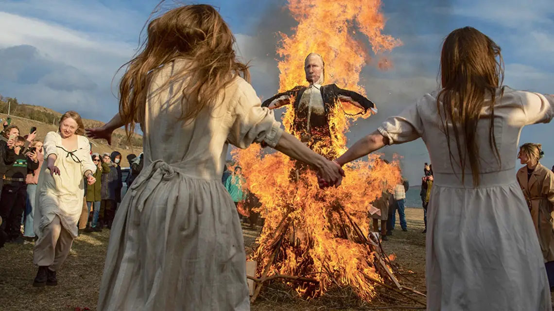 Demonstranci palą kukłę Putina. Tbilisi, Gruzja, 27 marca 2022 r. / ATOPIX / AP / EAST NEWS