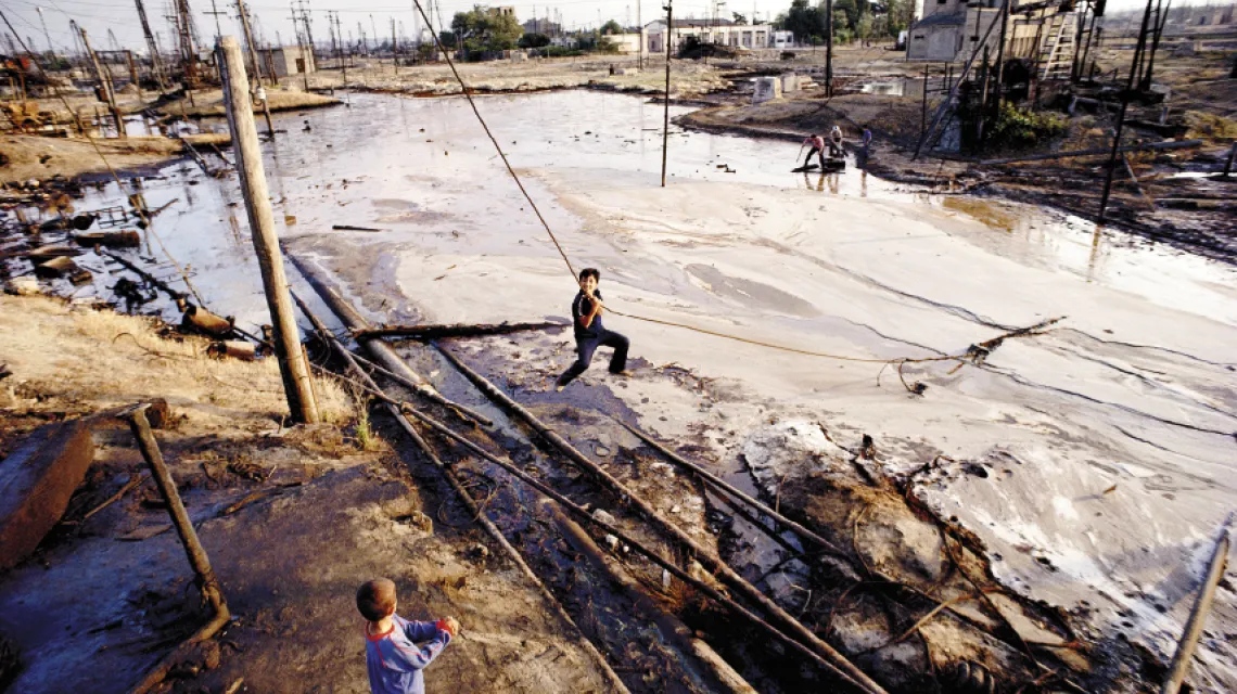 „Naftowa Wenecja” w pobliżu Baku, Azerbejdżan, 1993 r. / fot. Gerd Ludwig / Corbis / 