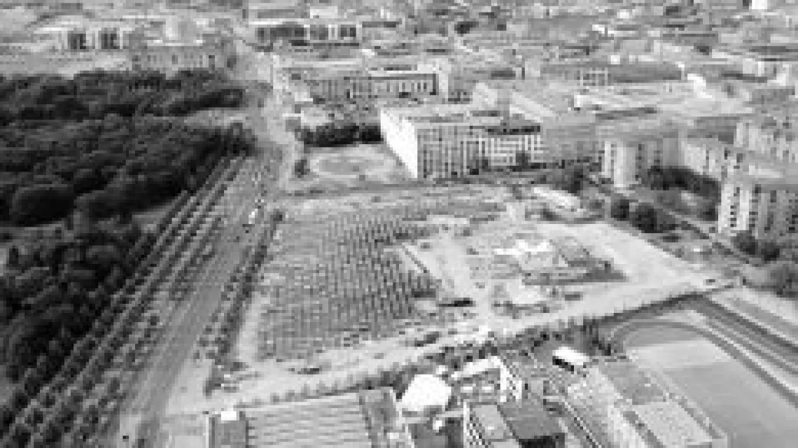 Pomnik Holokaustu jeszcze w trakcie budowy. U góry z lewej siedziba Bundestagu i Brama Brandenburska / 